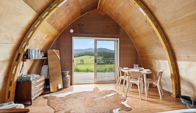 Bickell's Hut - Off-Grid Farm Stay, Fire Pit, Fire Bath, Cozy, Views - Sleeps 2 -4