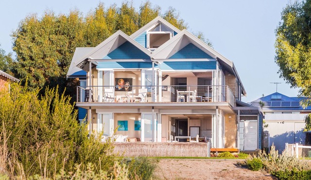 BLUEHAVEN BEACH RETREAT - ABSOLUTE BEACHFRONT HOLIDAY HOME