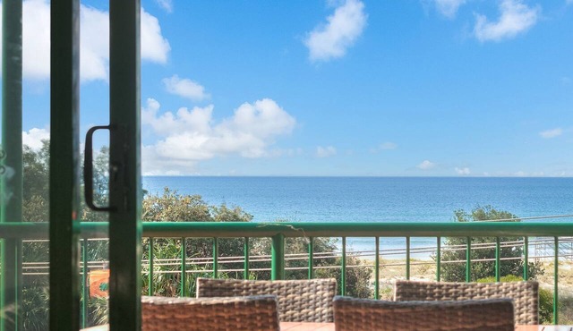 Boardwalk Pacific 8 - Beachfront Bilinga - Min. 3 Night Stays!