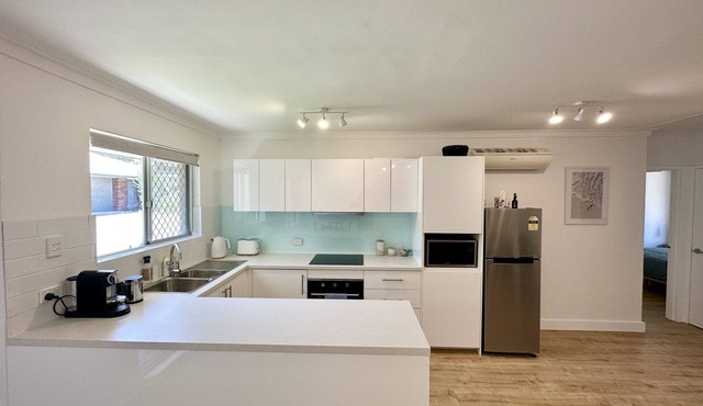 Breezy beach villa - 5 minute walk to beach, cafes & restaurants!