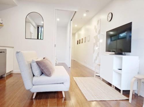 Bright 1BR Apt With Private Backyard