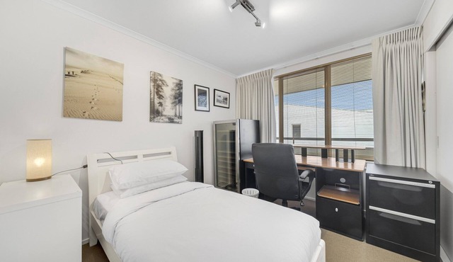Bright 2-Bed with Private Balcony