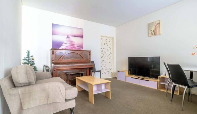 Bright 3BR Canterbury Apt Walk to Train & Shops