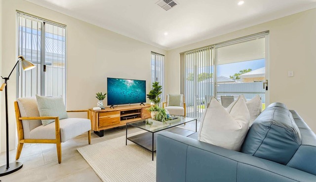 Bright & Airy 3-Bed House Near Rockingham Beach