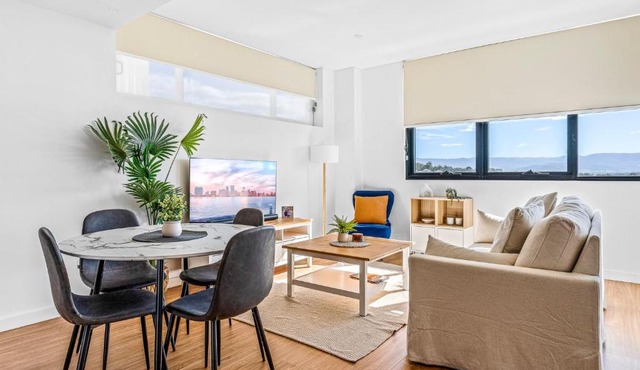 Bright & Breezy Lakeview Retreat in Shellharbour