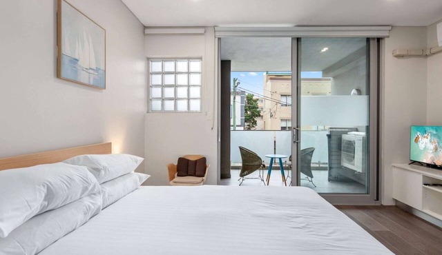 Bright Studio with Balcony near Coogee Beach