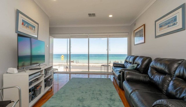Brighton Beachfront Sanctuary - Retro Coastal Charm