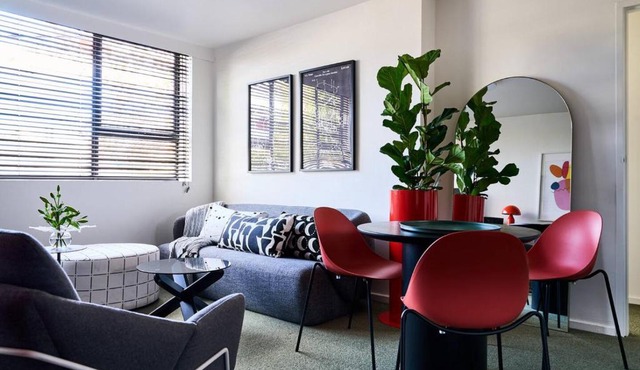 Budd Place Sunny Top-Floor Stay with Parking