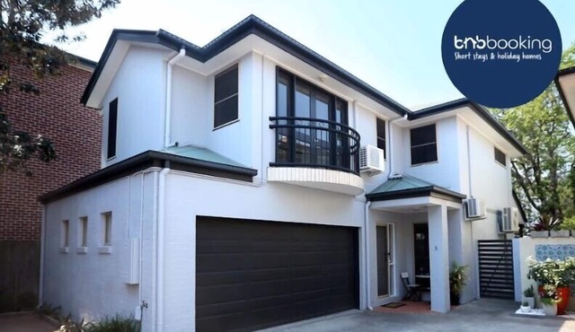 Bulimba Central 2BR -Sleeps 6, Courtyard