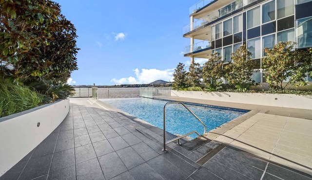 Canberra Lakefront 2-Bed with Gym & Parking