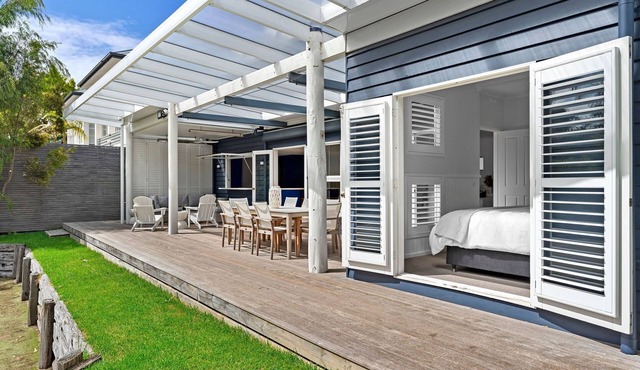 Cape Cod Inspired Classic dwelling, this picturesque home (sleeps 9)