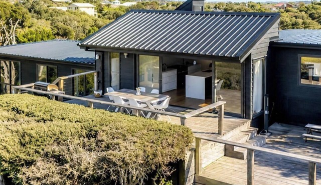 Capeviews on Higgins with separate Studio
