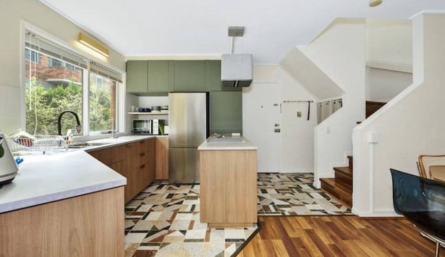 Carlton Dream: Leafy 2-bed bathroom Lygon St terraced house