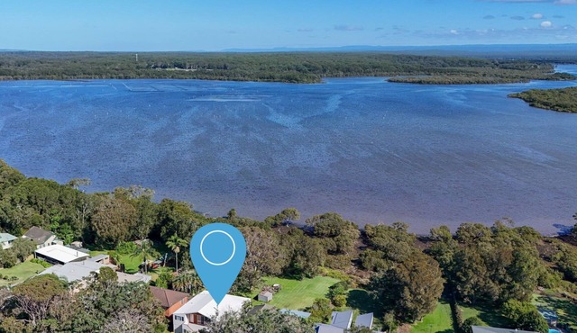 Carramar - Fireplace - Absolute Waterfront