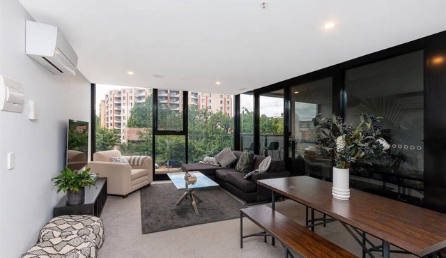 Central 1-Bed with Pool, Sauna, Gym and Parking