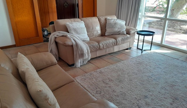 Central, 2 minute drive to beaches, town and hospital.