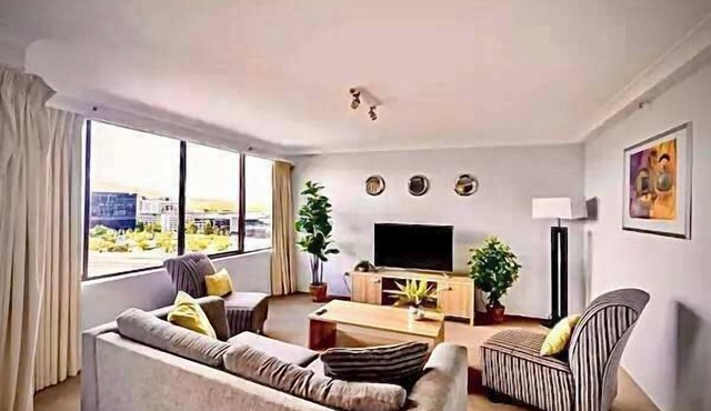 Central Canberra 3BR , Views Pool Gym & Parking