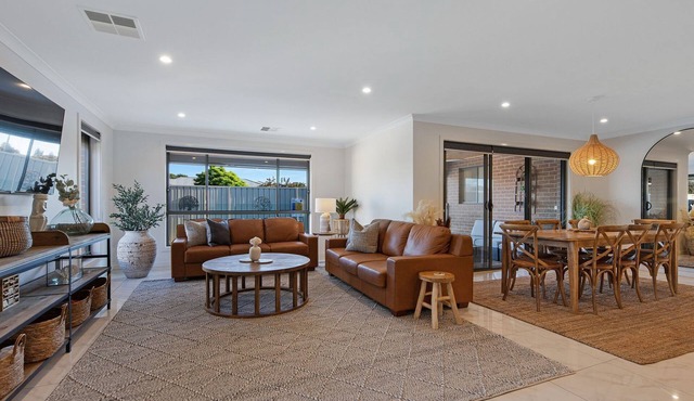 Central Haven close to town with swimming pool