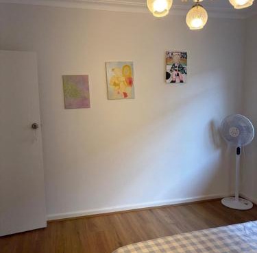 Central Springvale - Beautiful and spacious queen-bed room