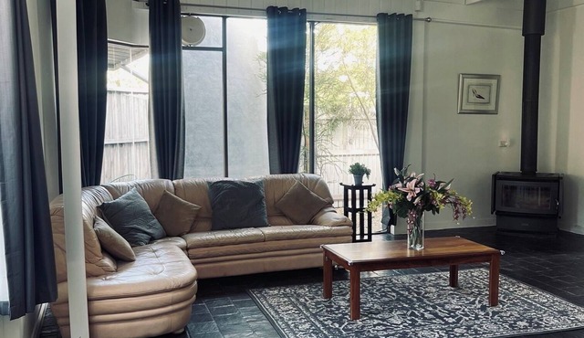 Charming 2-bedroom house in beautiful Seven Mile Beach with WiFi, AC