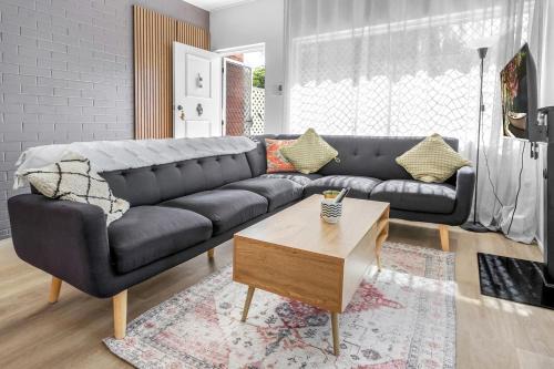 Charming 2-Bed Near River & City