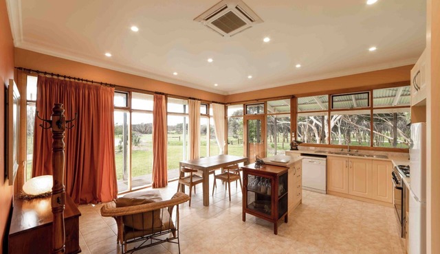 Charming and Private Cottage with Fireplace for a Cozy Island Getaway.