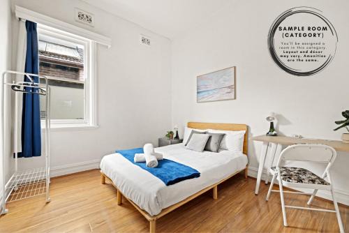 Charming Double Room - Prime Location in Carlton Supermarkets Nearby for Convenience - Shared Bathroom