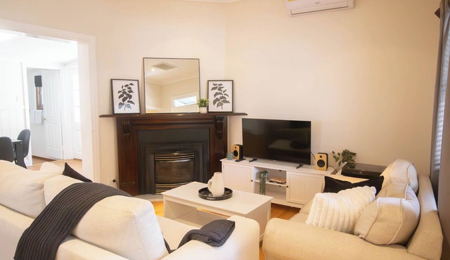 Charming older cottage in Ballarat Central with classic character, modern comfort and a great central location. Two bedrooms, full kitchen, comfy lounge, workspace and easy access to cafés, shops and attractions.