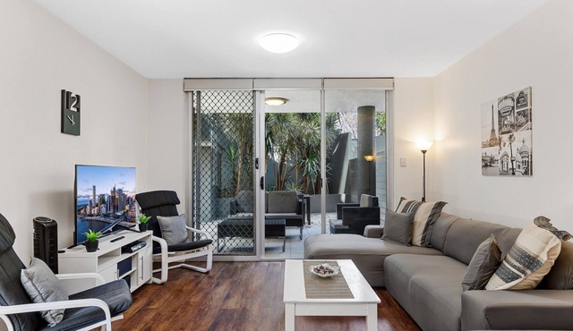 Chic 2-Bed Apartment With Private Courtyards