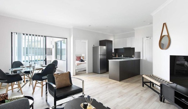 Chic Exec 2bdr 2bath -River,FREO,Parking,AC