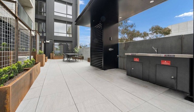 Chic Sun-Filled Braddon Studio in Prime Location!