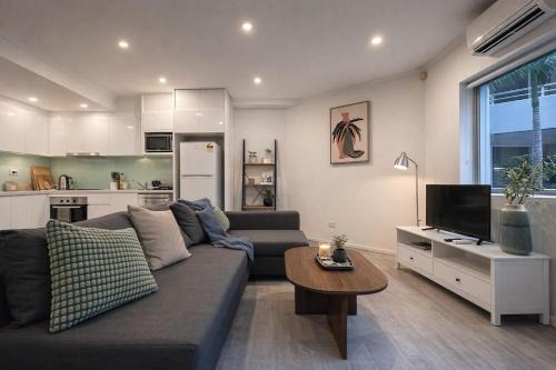 Chippendale unit with parking, walk to USYD and station