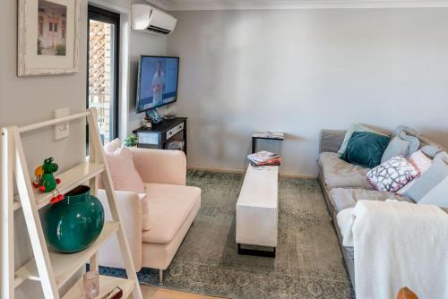 City Pulse Hideaway Steps to Valley & CBD