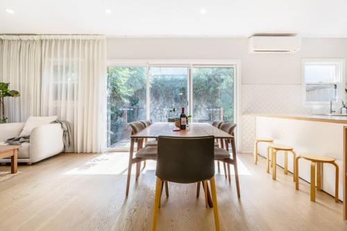 Classic Comforts - Moments to Flemington Racecourse