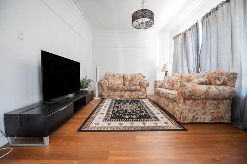 Classic decor, freshly painted 3 bedroom and 2 bathroom quiet home