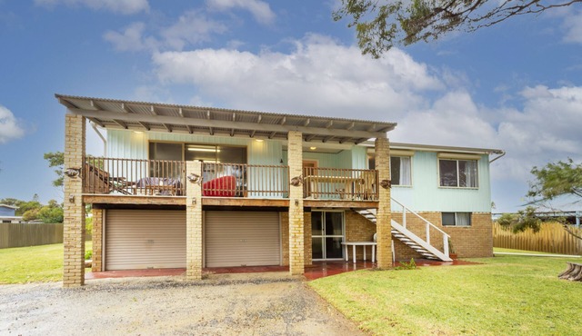 Classic Lancelin split level 70s beach house with ocean views, sleeps 8