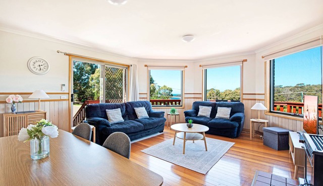 Clean, peaceful, comfortable home in Binalong Bay with views over Skeleton Bay