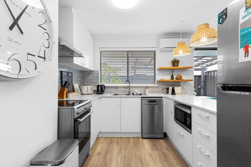 Coastal convenience! Walk to the shops & cafes.