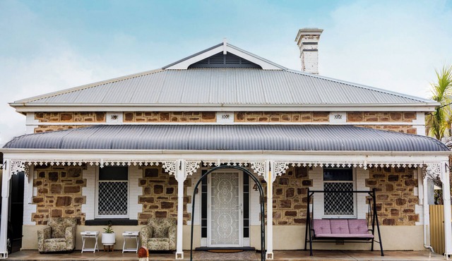 Coastal Stay in Large 1890s Home 5min walk from beach