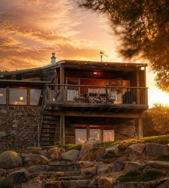 Coastal Tree House- Short Stroll to Beach