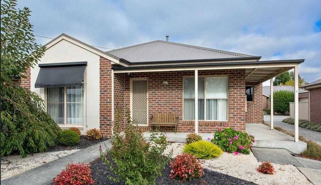 Comfortable 3-bedroom home with two car garage
