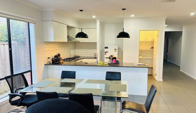 Comfortable and tranquil space for holiday stay-over. 30 Min - Melb Airport!