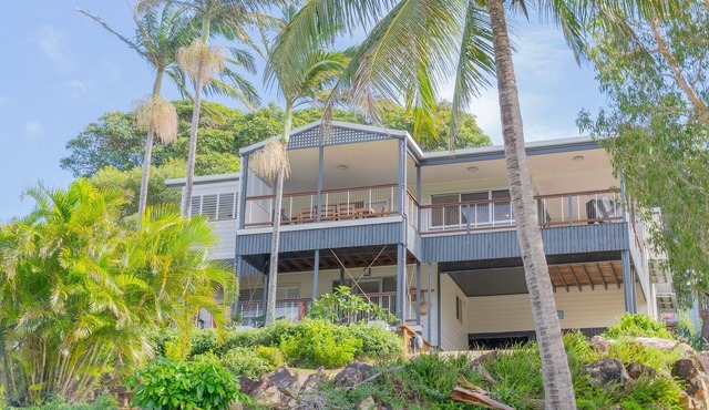 Comfortable beachhouse, 4 bedroom family home. Walk to beach, hotel, cafes