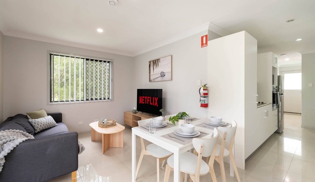 Comfortable Rocklea 1BR | Near Shops | Parking | 173B2
