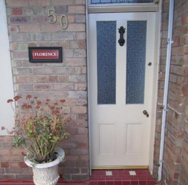 Comfortable Victorian Terrace close to shops