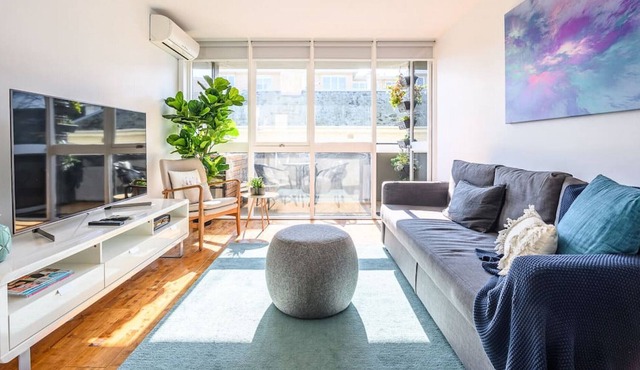 COMO Oozing Natural Light +Netflix +Parking +Desk