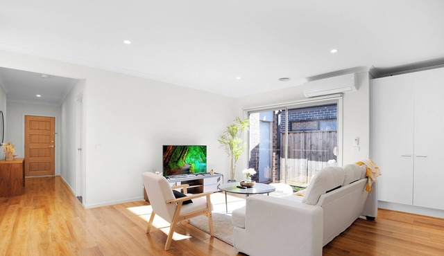 Contemporary 4BR2BA house in Point Cook with Study