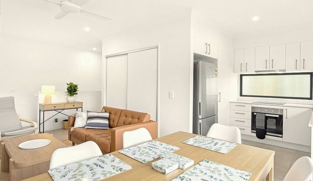 Contemporary Family Haven in Murrumba Downs