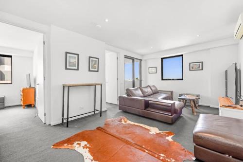 Convenient 2BR Apt with Free Parking
