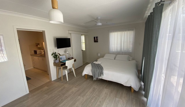 Convenient studio; minutes to beaches, shops, sport grounds; off street parking in Coffs Harbour